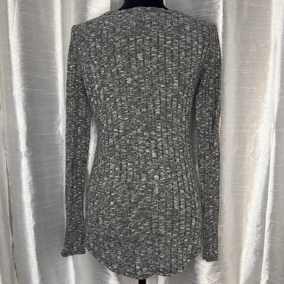 Abercrombie & Fitch Women’s Medium Ribbed Knit Long Sleeve Stretch Scoop Hem Top - Picture 3 of 7